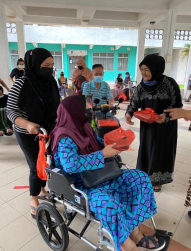 elderlies-receiving-their-daily-meal-from-volunteers-in-singapore